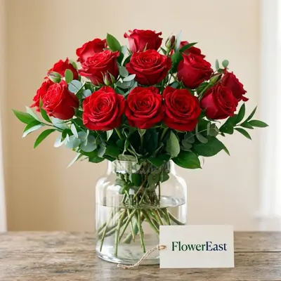 12 rote Rosen in der Glasvase