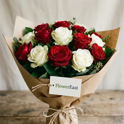 Strauß mit 15 roten und weißen Rosen