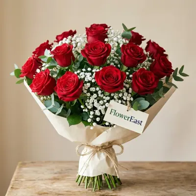 Strauß mit 15 roten Rosen und Schleierkraut